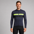 Ciclista usando camisa térmica Night Ride em percurso noturno de inverno com faixa reflexiva visível