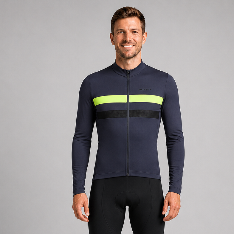 Ciclista usando camisa térmica Night Ride em percurso noturno de inverno com faixa reflexiva visível