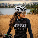 Ciclista usando óculos POC Aspire Edition Limited durante pedal