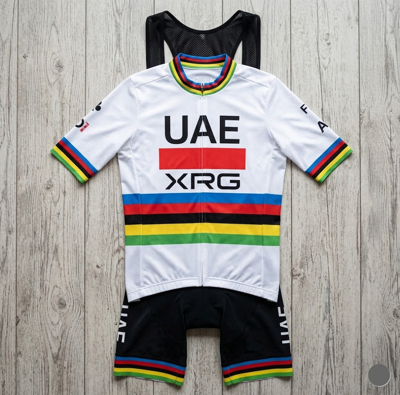 Detalhe do Conjunto de Ciclismo UAE com tecido respirável e gel 19D