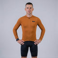 Ciclista usando conjunto de ciclismo  bege