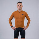 Ciclista usando conjunto de ciclismo  bege