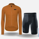 Conjunto de ciclismo Euro manga longa vista frontal com camisa FPS 50+ e bermuda anatômica bege